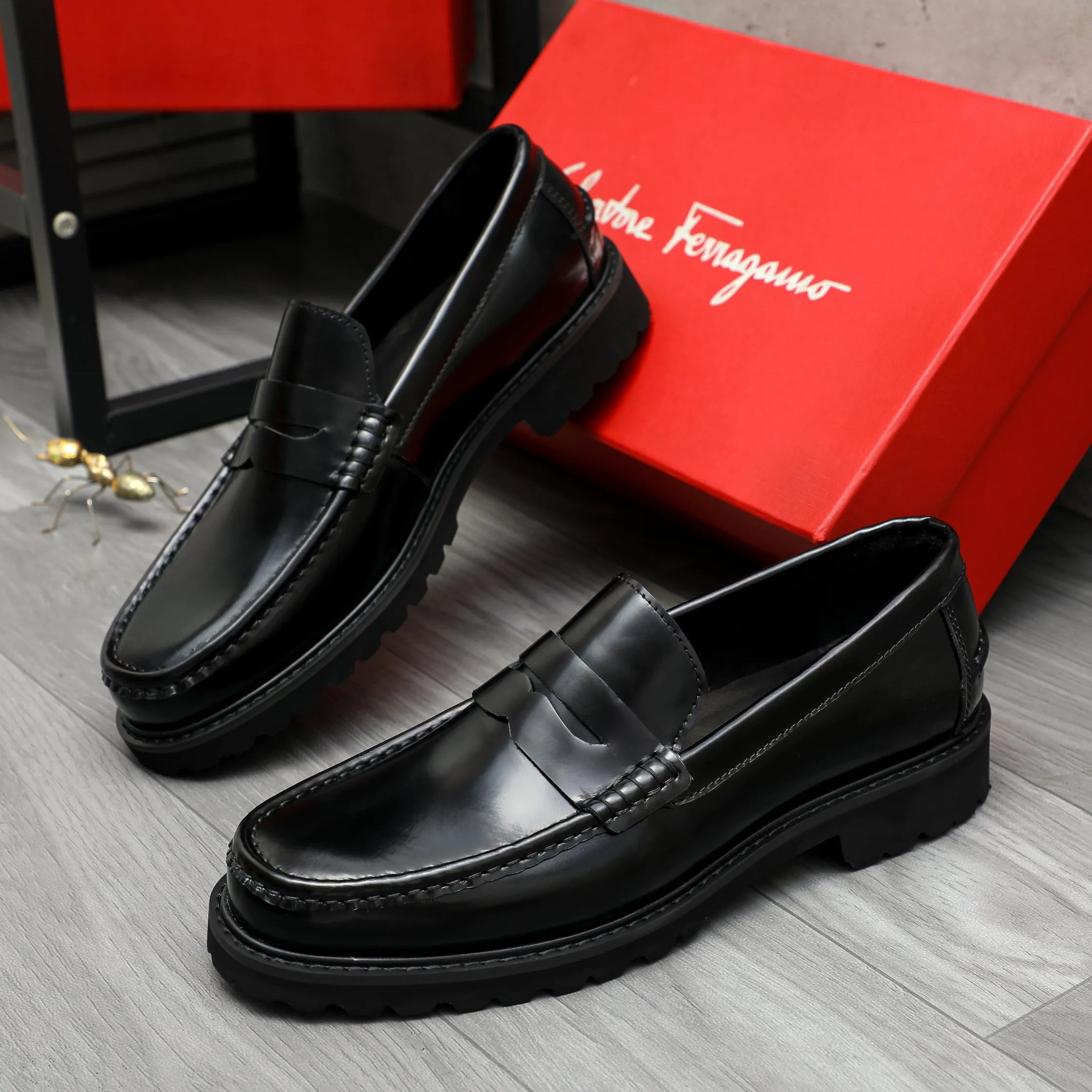 Men's shoes 💰442 Product trademark: Ferragamo "Ferragamo" business formal leather shoes Regular size: 38-46 (45.46 custom-made and non-returnable) Product materials: Selected pearlescent cowhide upper, cowhide lining, non-slip rubber outsole